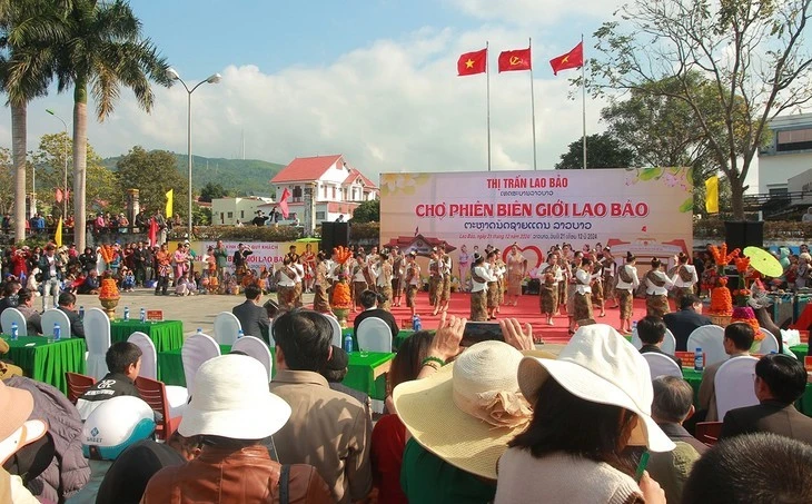 Le marché frontalier Vietnam-Laos: un lieu de rencontre et d’échange. Photo: baoquangtri.vn