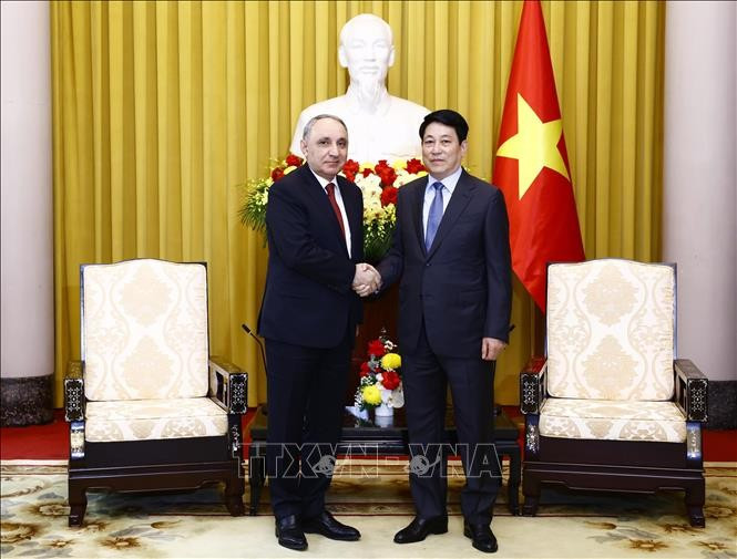 Le président de la République, Luong Cuong (à droite) serre la main du procureur général d’Azerbaïdjan, Kamran Bayram Aliyev, à Hanoi, le 24 mars. Photo: VNA