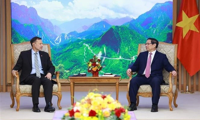 Le Premier ministre Pham Minh Chinh (à droite) recevant l’ambassadeur d’Australie au Vietnam Andrew Goledzinowski, à Hanoi, le 27 décembre. Photo : VNA