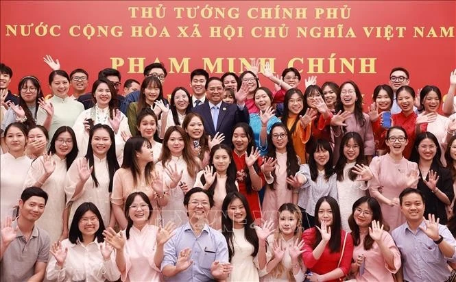 Le Premier ministre Pham Minh Chinh pose avec les représentants de la communauté vietnamienne en Chine, à Tianjin, le 25 juin. Photo : VNA