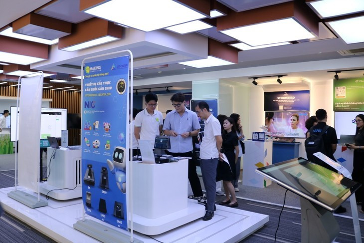 Une exposition sur l'intelligence artificielle à Hanoi. Photo : doanhnghieptiepthi.vn