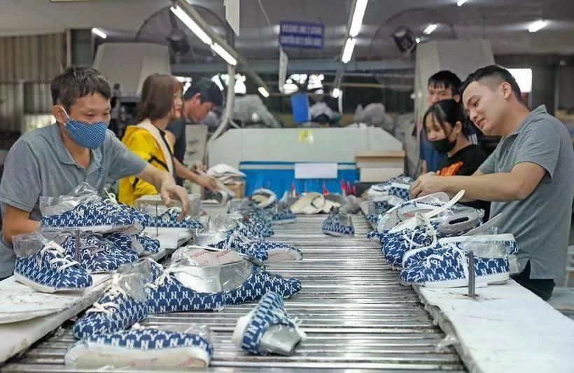 Production de chaussures pour l’exportation vers l’Union européenne. Photo : VNA