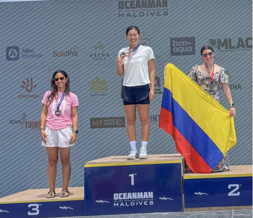Nguyên Thi Anh Viên (au centre) remporte quatre médailles d’or lors de l’épreuve de natation en eau libre à l’Oceanman Maldives 2026.
