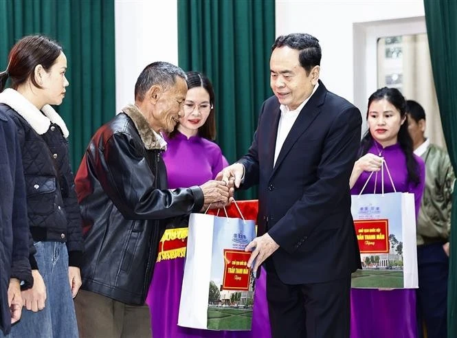 Le président de l’Assemblée nationale, Trân Thanh Mân offre des cadeaux aux familles bénéficiaires de politiques sociales, dans le district de Thach Hà, province de Hà Tinh, le 27 décembre. Photo: VNA