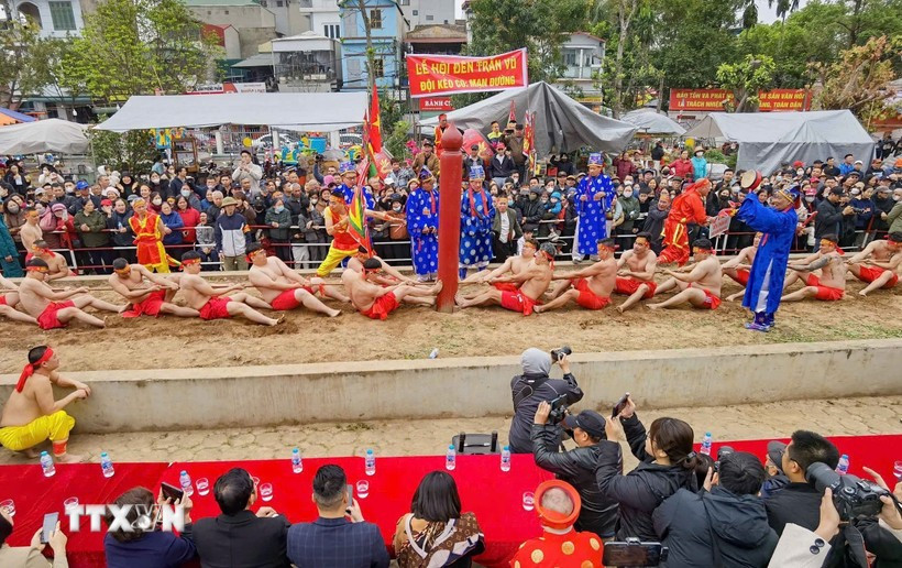 Les rituels et jeux de tir à la corde au temple Trân Vu, à Hanoi, attirent des foules. Photo : VNA