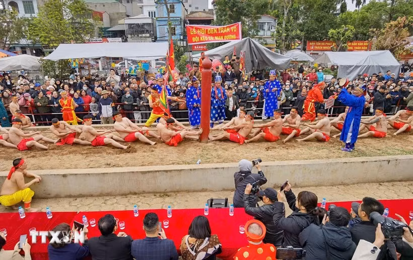 Les rituels et jeux de tir à la corde au temple Trân Vu, à Hanoi, attirent des foules. Photo : VNA
