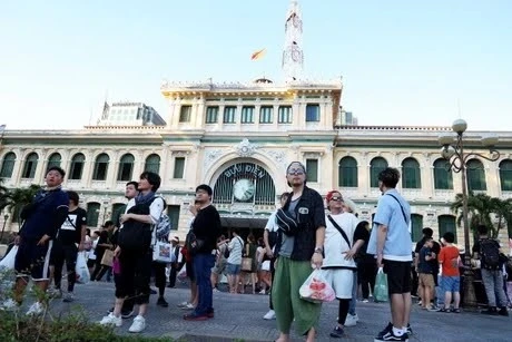 Des touristes sud-coréens visitant la Poste centrale de Hô Chi Minh-Ville. Photo: VNA