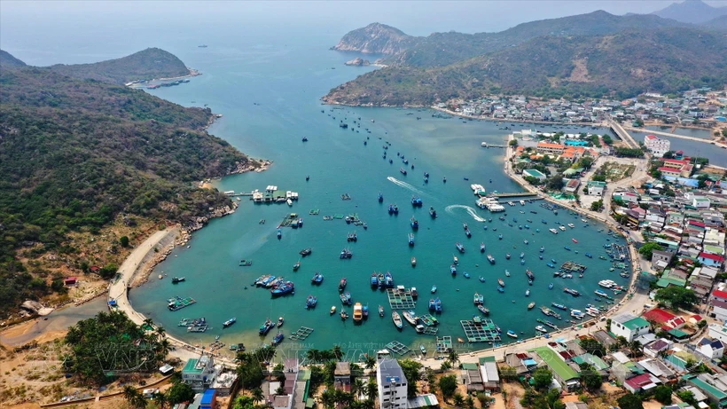 Le village touristique de Vinh Hy séduit les touristes par son charme naturel. Photo: VNP