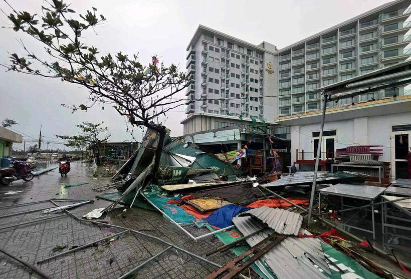 Des centaines de maisons ont été détruites et endommagées dans la province de Hà Tinh après le passage du typhon Kajiki. Photo: VNA