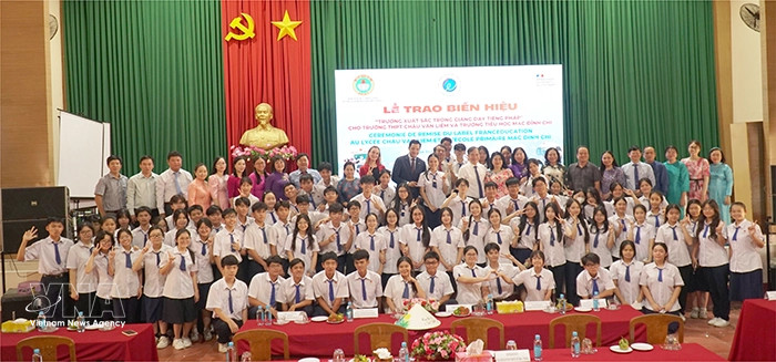Représentants et élèves posent lors de la cérémonie de remise du LabelFrancÉducation, à Cân Tho, le 11 mars. Photo : VNA
