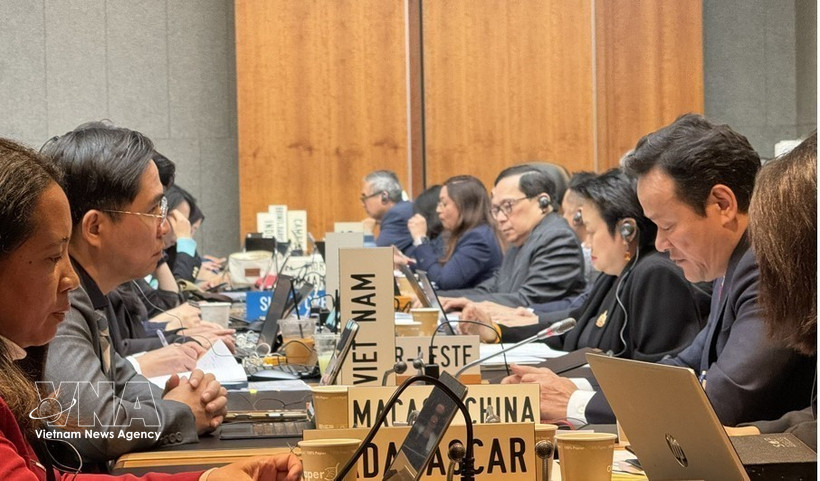 L'ambassadeur Mai Phan Dung (à droite) et le conseiller Pham Quang Huy (à gauche) lors de la réunion, à Genève. Photo diffusée par la VNA