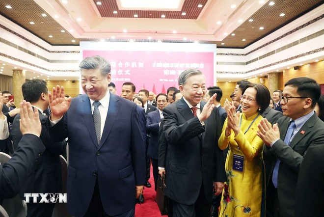 Le secrétaire général du Parti communiste du Vietnam, Tô Lâm (à droite) et le secrétaire général du Parti communiste chinois et président chinois Xi Jinping lors d'une activité d'échanges humanistes Chine-Vietnam, à Hanoi. Photo : VNA 