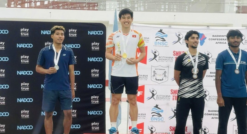Le Vietnamien Phan Phuc Thinh (centre) bat son rival indien Tanmoy Bikash Boruah pour remporter le tournoi de badminton Botswana International 2025 Photo : alothethao.vn