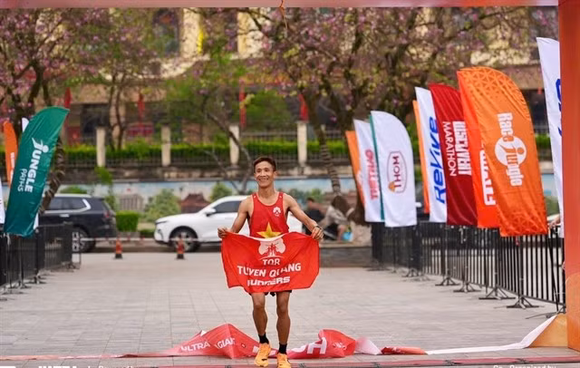 Trân Tu Pháp célèbre sa victoire au Hà Giang Discovery Marathon 2026, le 5 avril, dans la province de Tuyên Quang. Photos : Race Jungle