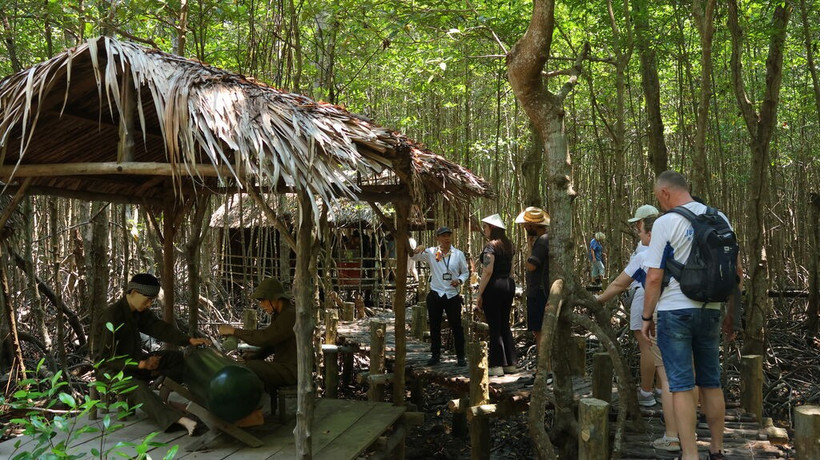 Touristes visitant la forêt de Rung Sac, une ancienne base de révolution. Photo: CVN