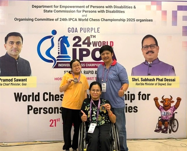  L’entraîneur Bui Quang Vu et deux représentantes vietnamiennes au Championnat du monde individuel d’échecs IPCA. Photo thethaovietnamplus.vn 