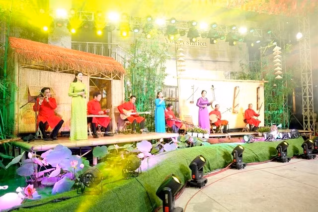 Une représentation de «don ca tài tu» (chant des amateurs) à la Maison culturelle de la jeunesse de Hô Chi Minh-Ville. Photo: VNA