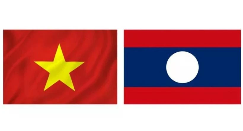 Drapeaux du Vietnam et du Laos