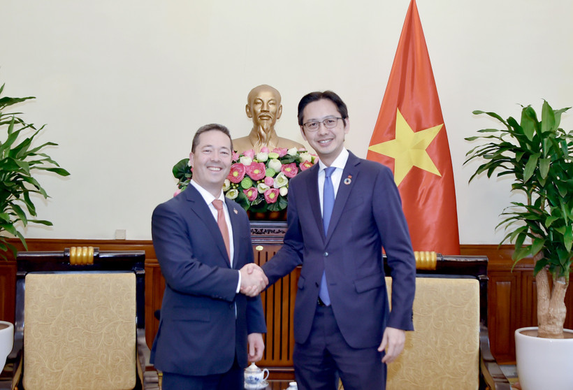 Le vice-ministre des Affaires étrangères Dô Hung Viêt (à droite) et Sean Kotaro O’Neill, haut fonctionnaire du Bureau des affaires de l’Asie de l’Est et du Pacifique du Département d’État américain, à Hanoi, le 18 avril. Photo: VNA