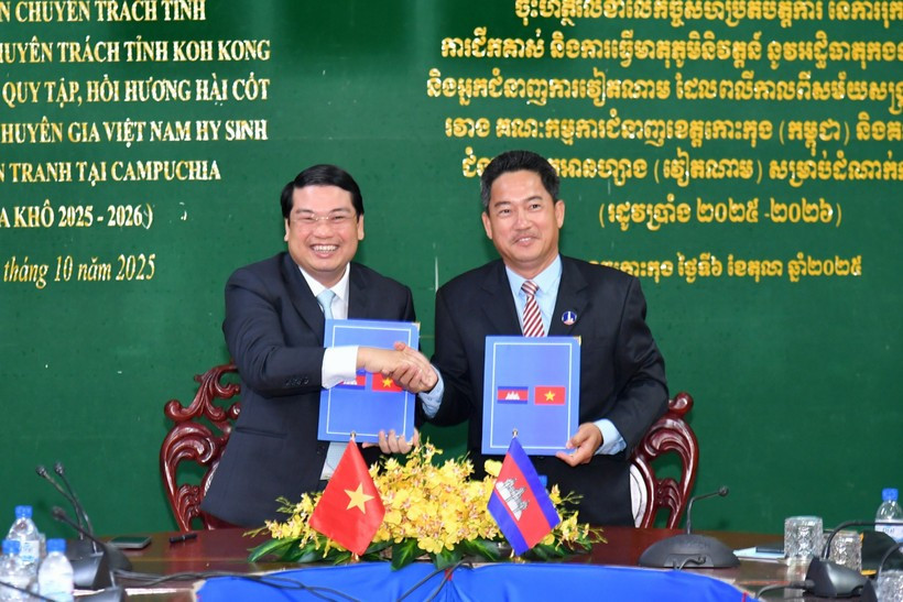 Lê Trung Hô, vice-président du Comité populaire de la province d’An Giang et chef du comité provincial chargé de la mission, et Hak Leng, vice-gouverneur de la province de Koh Kong et chef de son comité, signent le procès-verbal. Photo : VNA