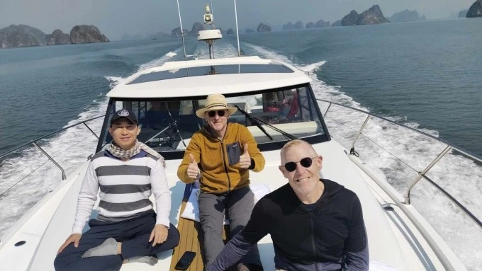 Les millionnaires américains Jeff Grinspoon et Jon Thomas Foley, à Ha Long, Photo: AAV