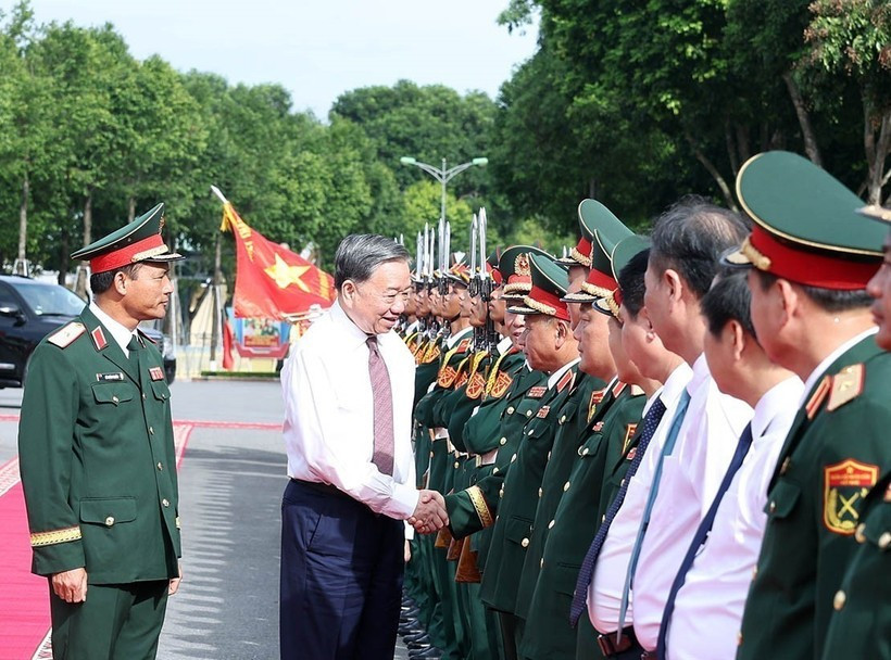 Le secrétaire général du Parti, Tô Lâm, et les responsables du 12e Corps d’armée, à Ninh Binh, le 5 août. Photo : VNA