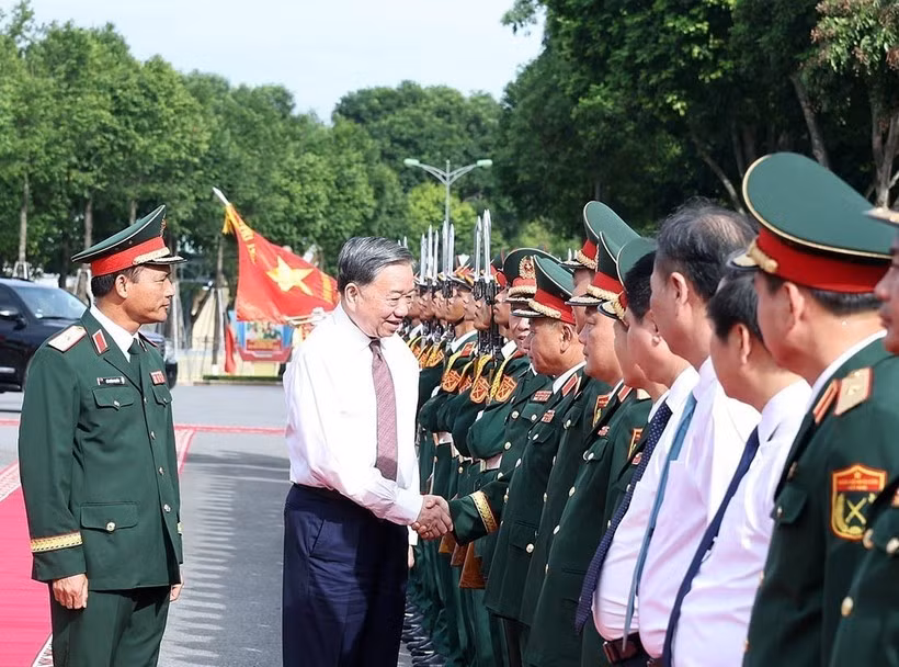 Le secrétaire général du Parti, Tô Lâm, et les responsables du 12e Corps d’armée, à Ninh Binh, le 5 août. Photo : VNA