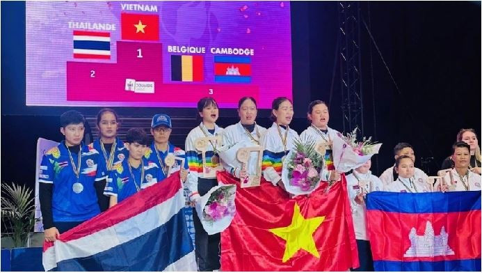 Le Ngoc Nhu Y, membre de l’équipe Vietnam 2, remporte la médaille d’or au Championnat du monde féminin de pétanque 2025. Photo : Département de la culture et des sports de Hô Chi Minh-Ville
