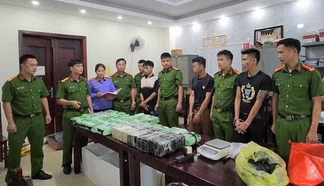  La police a arrêté deux suspects et saisi 60 pains d’héroïne et 37 kg de méthamphétamine. laodong.vn
