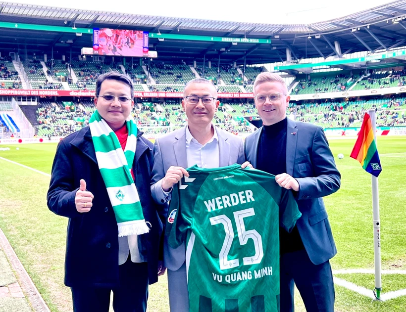 L'ambassadeur du Vietnam en Allemagne, Vu Quang Minh (centre), s'est vu remettre un maillot du club Werder Brême. Photo : VNA