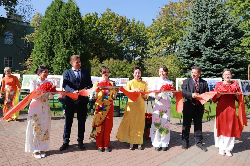 Cérémonie d’inauguration de l’exposition «Le président Hô Chi Minh, fondateur de l’amitié Vietnam-Russie», à l’Institut Hô Chi Minh de Saint-Pétersbourg. Photo : Site des vestiges du président Hô Chi Minh dans la zone du Palais présidentiel