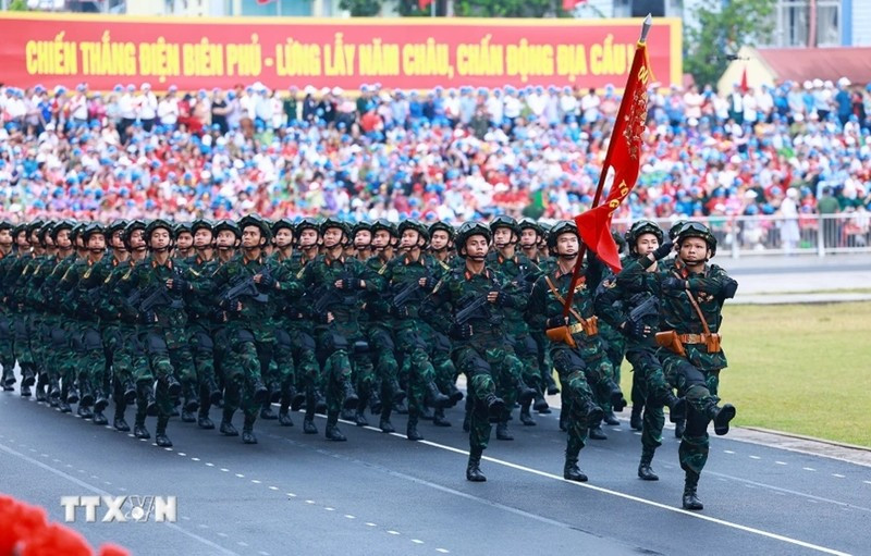 Lors du défilé militaire marquant le 70e anniversaire de la Victoire de Dien Bien Phu. Photo : VNA 