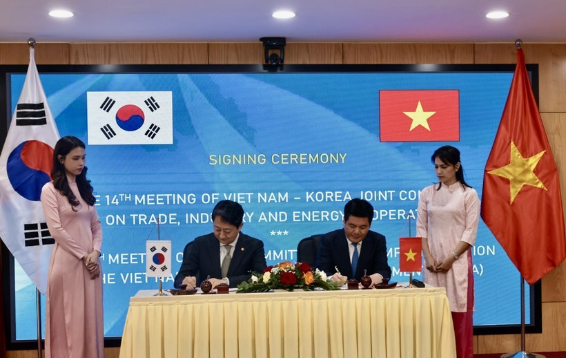 Le ministre vietnamien de l’Industrie et du Commerce Nguyên Hông Diên (à droite) et le ministre sud-coréen de l’Industrie, du Commerce et de l’Energie, Ahn Duk-geun, signent le procès-verbal des réunions, à Hanoi, le 14 avril. Photo : VNA