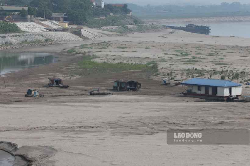 Des bateaux échoués dans le lit de la rivière Noire, en juin 2023. Photo : laodong.vn