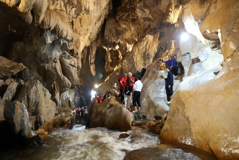 Experts de l’UNESCO et responsables de la province de Lang Son visitent la grotte Keng Tao, dans la commune de Chiên Thang, district de Bac Son. Photo : VNA