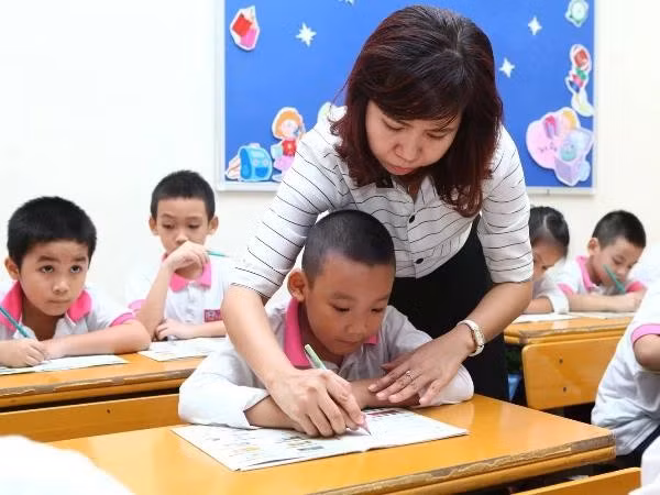 Le Politburo annonce une exemption de frais de scolarité pour les élèves de la maternelle au lycée dans le système scolaire public. Photo: VNA