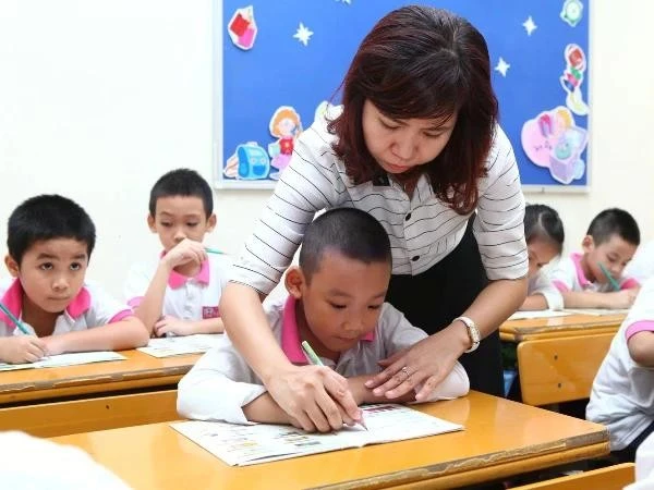 Le Politburo annonce une exemption de frais de scolarité pour les élèves de la maternelle au lycée dans le système scolaire public. Photo: VNA