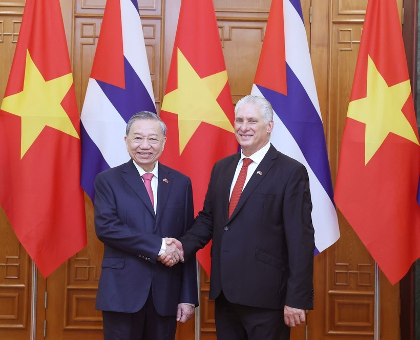 Le secrétaire général du Comité central du Parti communiste du Vietnam Tô Lâm (à gauche), et le premier secrétaire du Comité central du Parti communiste cubain et président cubain Miguel Díaz-Canel Bermúdez se serrent la main, à Hanoi, le 1er septembre. Photo : VNA 