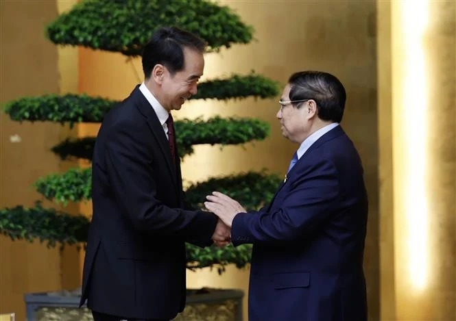 Le Premier ministre Pham Minh Chinh (à droite) et l'ambassadeur de Chine au Vietnam, He Wei. Photo: VNA