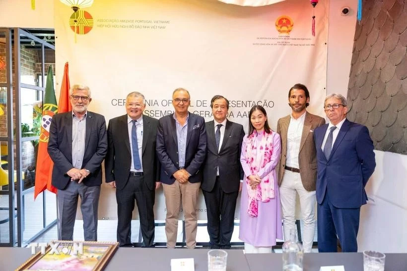 Le chargé d’affaires de l’ambassade du Vietnam au Portugal, Nguyên Manh Thang pose pour une photo souvenir avec les responsables de l’Association d’amitié Portugal-Vietnam. Photo : VNA