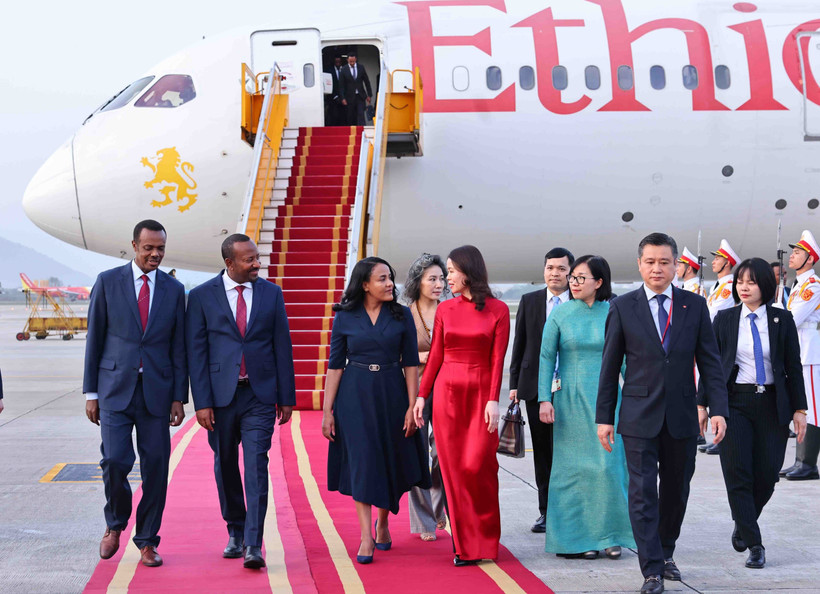 Le Premier ministre éthiopien Abiy Ahmed Ali (2e à gauche) et son épouse Zinash Tayachew accueillis à l’aéroport international de Nôi Bài par la vice-ministre des Affaires étrangères Nguyên Minh Hang. Photo: VNA