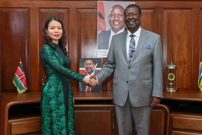 La vice-ministre vietnamienne des Affaires étrangères Nguyên Minh Hang (à gauche) et le premier secrétaire du cabinet kényan et secrétaire du cabinet pour les Affaires étrangères et la Diaspora, Musalia Mudavadi. Photo: VNA 