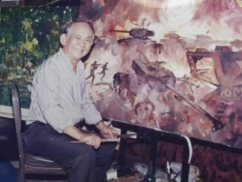 Le peintre Huynh Phuong Dông à côté d'une de ses œuvres. Photo fournie par la famille de l'artiste
