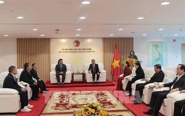 Le vice-président du Comité populaire de la province de Binh Duong, Bui Minh Thanh (ç droite, au centre) et le membre de l’Assemblée préfectorale d’Ibaraki, Masashi Suzuki. Photo : VNA