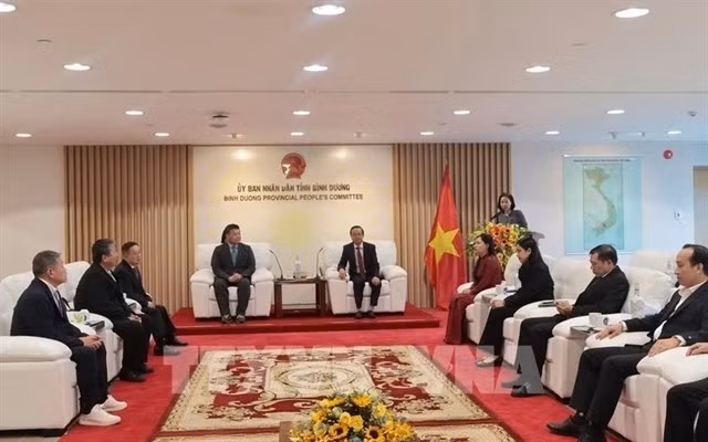 Le vice-président du Comité populaire de la province de Binh Duong, Bui Minh Thanh (ç droite, au centre) et le membre de l’Assemblée préfectorale d’Ibaraki, Masashi Suzuki. Photo : VNA