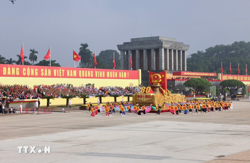 Défilé militaire et populaire pour les 80 ans de la Révolution d’Août et de la Fête nationale, sur la place Ba Dinh, à Hanoi. Photo : VNA