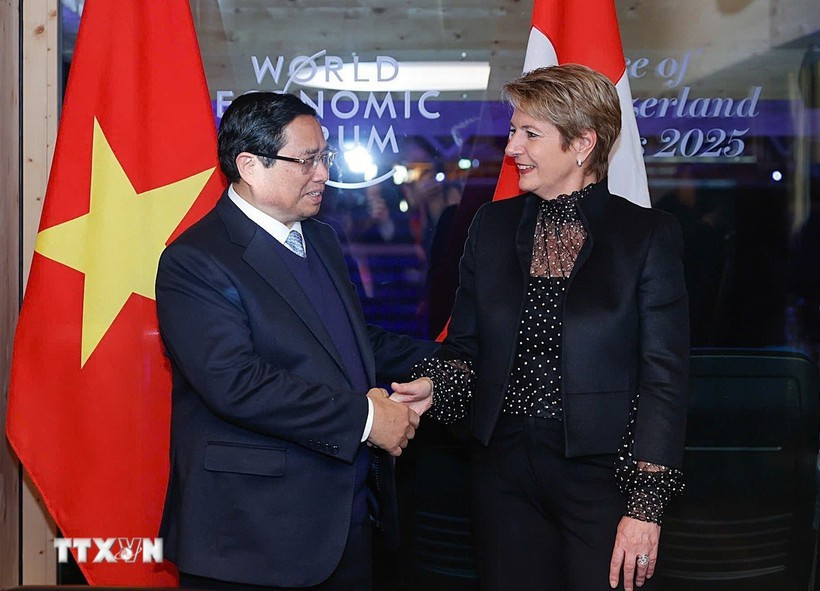 Le Premier ministre vietnamien Pham Minh Chinh (à gauche) rencontre la présidente suisse Karin Keller-Sutter lors de son voyage pour assister à la 55e réunion annuelle du Forum économique mondial à Davos, en Suisse, le 21 janvier 2025. Photo : VNA