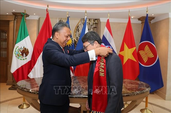 L’ambassadeur de Malaisie au Mexique, Jamal Johan (à gauche) passe la présidence tournante du Comité de l’Association des nations de l’Asie du Sud-Est (ASEAN) au Mexique (ACMC) à l’ambassadeur du Vietnam au Mexique, Nguyên Van Hai. Photo : VNA