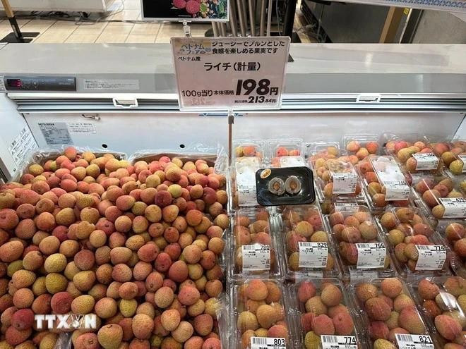 Des litchis vietnamiens frais en vente dans un supermarché Aeon au Japon. Photo : VNA