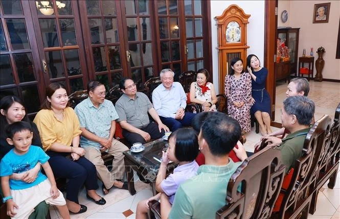 Le Premier ministre Pham Minh Chinh rend visite à la famille de l’ancien président du Conseil des ministres Pham Hung. Photo : VNA